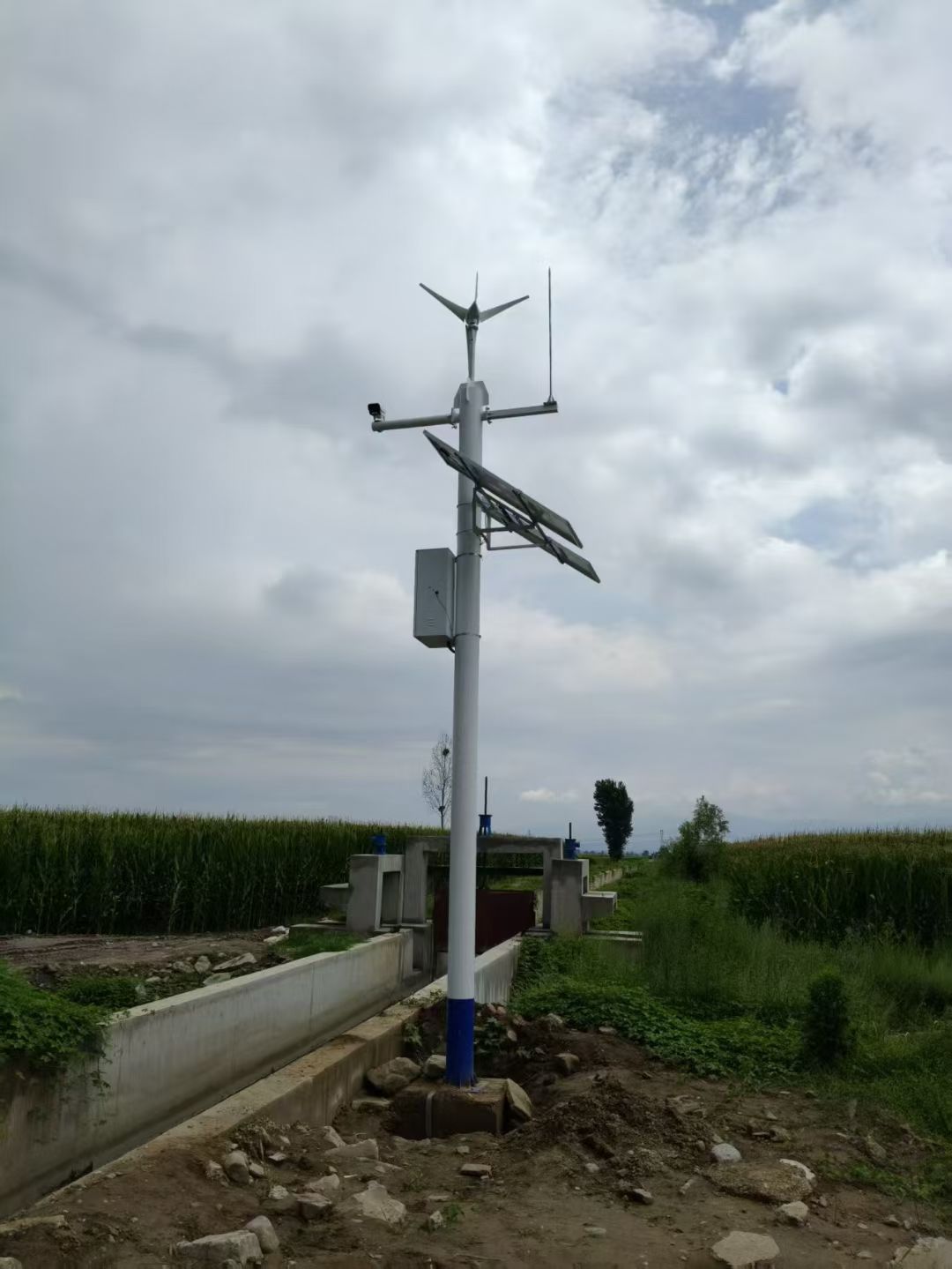 Off-Grid Solar-Powered PTZ Surveillance Camera System with Integrated Siren