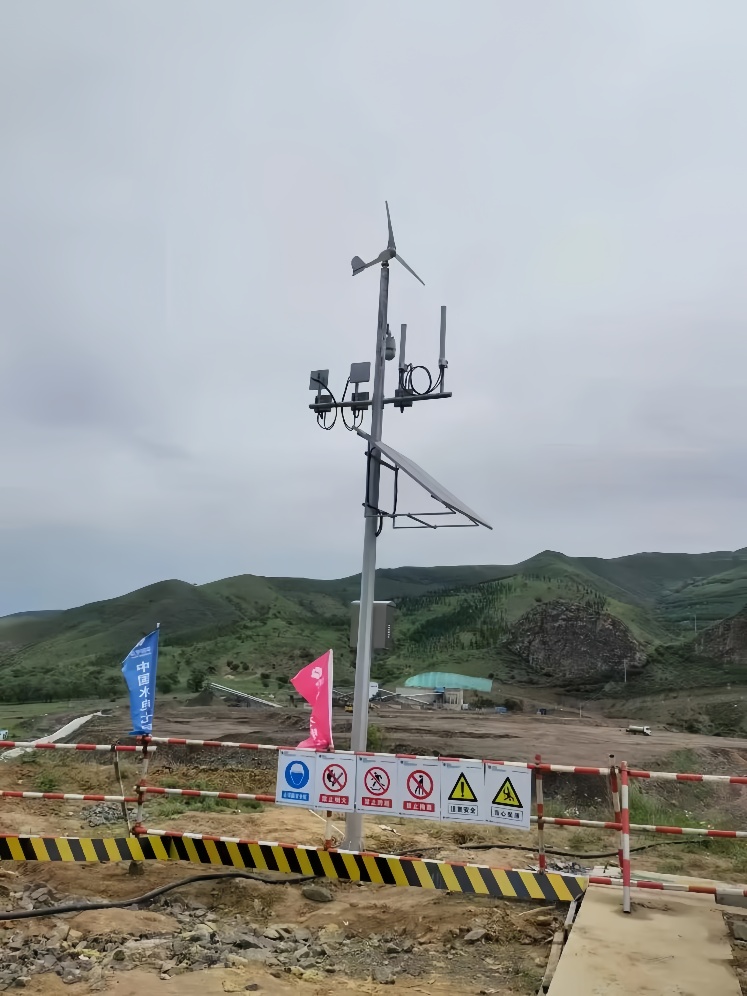 construction site security pole with wind-solar hybrid CCTV system for off-grid monitoring in desert area