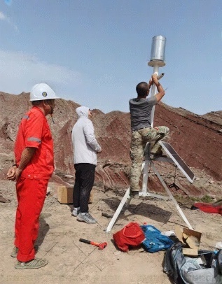Engineers installing a solar-powered security surveillance system in Xinjiang desert, supporting off-grid CCTV systems in remote areas