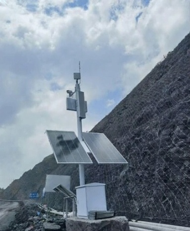 Solar-powered CCTV system installed along a mountain roadside, addressing cabling challenges in mining surveillance projects