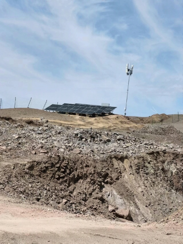 Solar-powered signal amplifier system installed in desert terrain ensuring reliable off-grid communication in Changji, Xinjiang