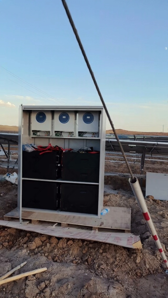 Solar-powered signal amplifier energy storage system with LiFePO4 battery and MPPT controller ensuring 24/7 telecom power supply in Xinjiang