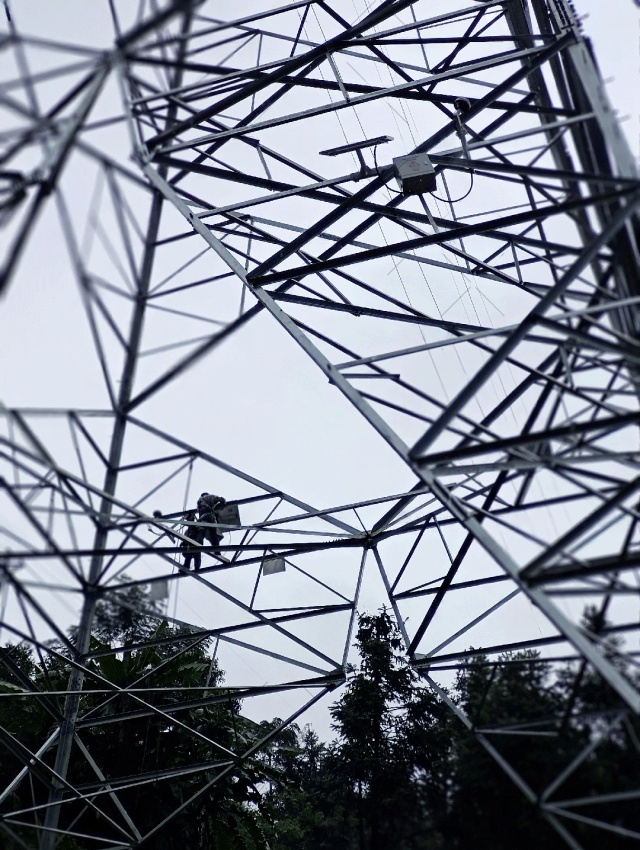 solar CCTV power kit with 100AH LiFePO₄ battery and waterproof control housing designed by China solar power system manufacturer for continuous GNSS tower operation