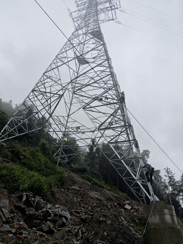 solar-powered CCTV system powering GNSS tower monitoring equipment in Xi’an, Shanxi, China, using monocrystalline solar panels with anti-corrosion coating for off-grid power reliability