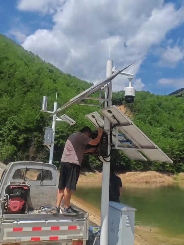 Solar power kit for water monitoring showing the battery compartment, power-control unit, and sealed protective enclosure deployed in Fujian Longyan to ensure reliable off-grid energy for hydrology sensors and reservoir surveillance devices in a humid subtropical climate, manufactured by Shenzhen Kongfar Technology
