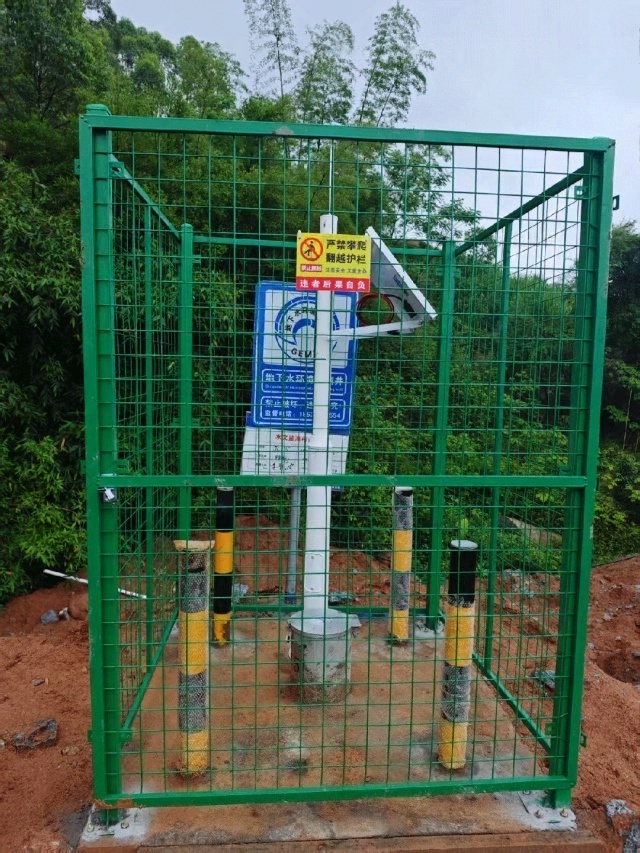 A full field installation of a solar power kit for groundwater monitoring in Jinzhou, featuring a fenced hydrology station with a tilt-mounted PV module and a sealed control box that supports long-term off-grid operation in cold and humid climates