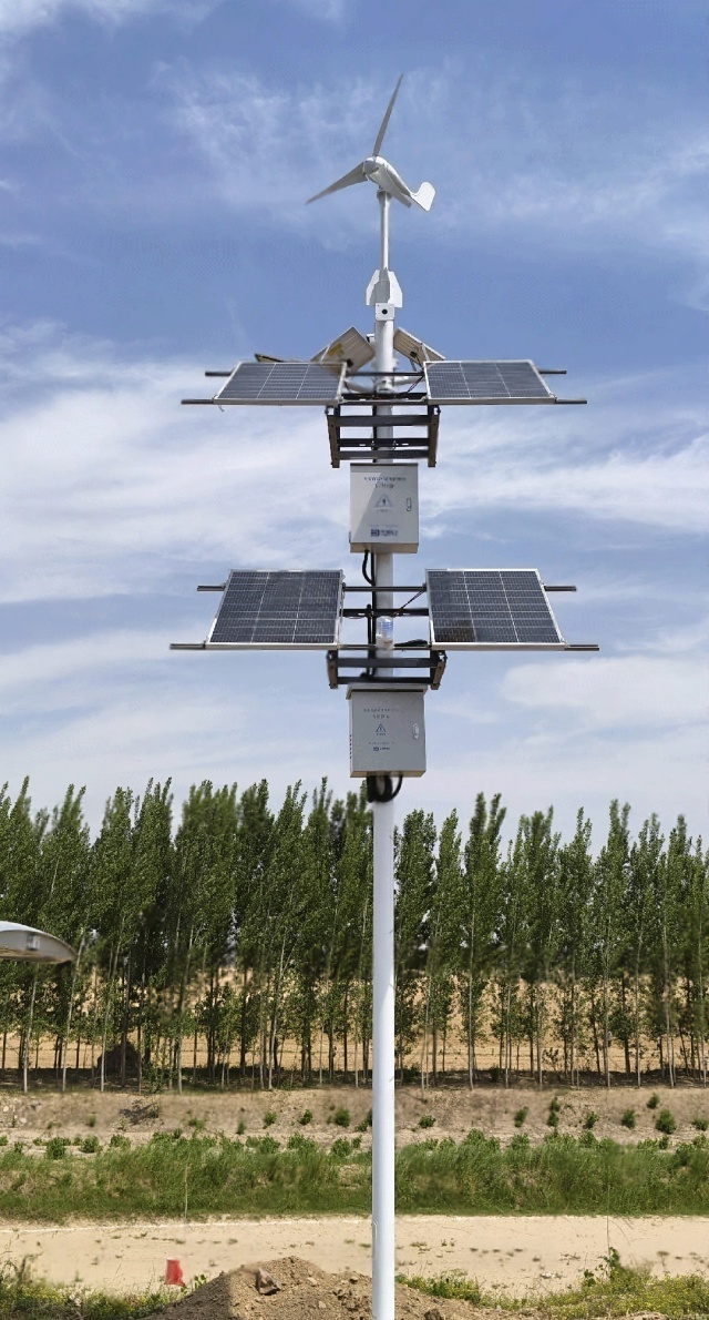 Wind-solar integrated tower supplying renewable energy for river-surveillance cameras, telemetry nodes, and shoreline monitoring in Jiaozuo. High-efficiency panels, aerodynamic wind-turbine design, and corrosion-resistant mounting ensure multi-day autonomy, stable recording in low-sun periods, and reduced O&M labor for river-management authorities