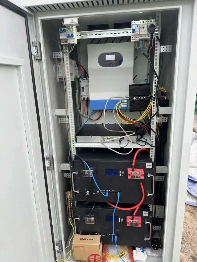 Solar control cabinet with LiFePO4 batteries and smart MPPT controller powering highway monitoring and optical deflection sensors in Yulin, Shanxi, China, designed for reliable operation under sandstorms and extreme temperature conditions