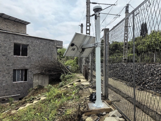 A side-by-side comparison of the 100W/60Ah and 150W/80Ah solar power kits used for GNSS slope monitoring, showing differences in panel size, battery capacity, and suitability for winter and snow-covered mountain regions