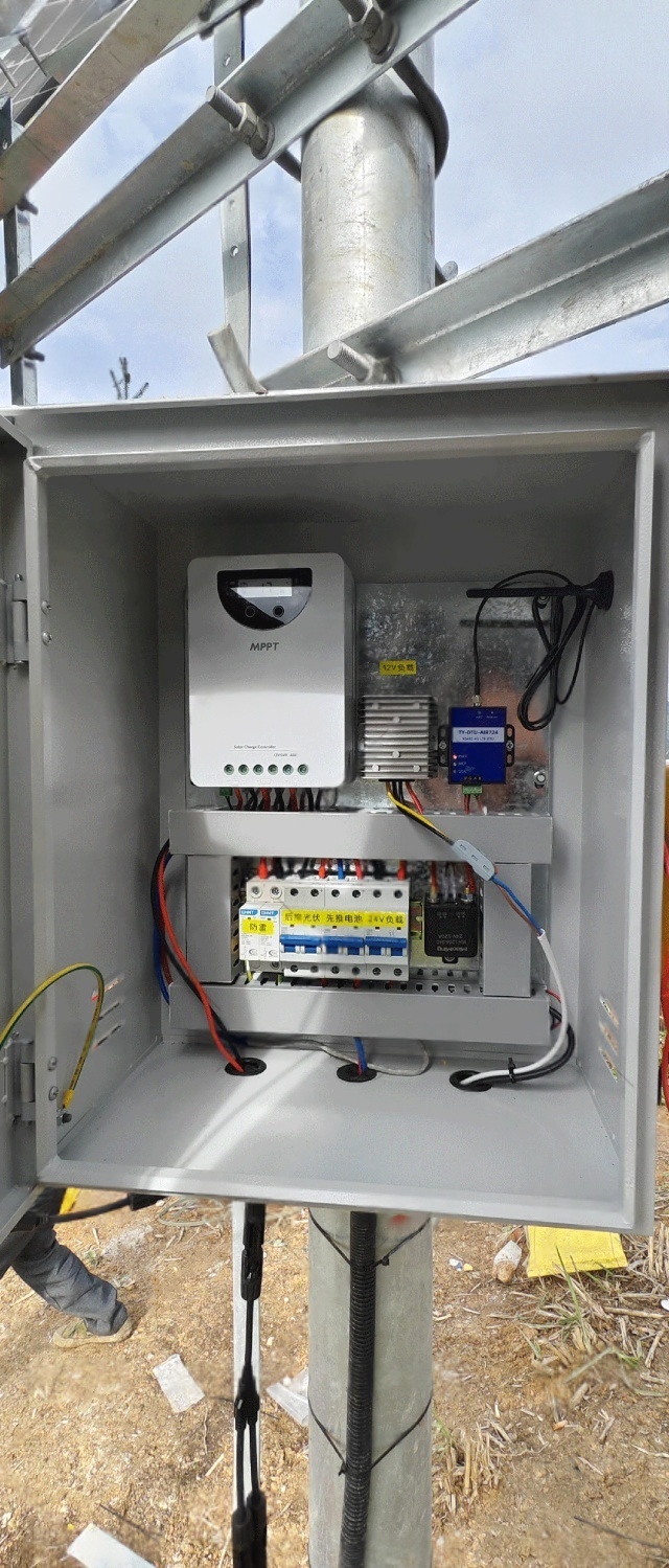 Off-grid solar power control cabinet with MPPT controller supporting stable forest fire monitoring operations in Guilin, Guangxi