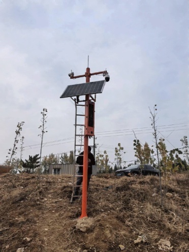 A pole-mounted solar power system with photovoltaic panels and equipment enclosure designed to support forest fire surveillance in Tai'an, Shandong