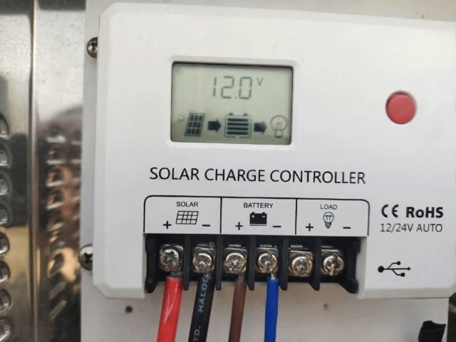 Off-grid solar power system controller used in coastal meteorological monitoring, providing real-time battery voltage display and intelligent energy coordination under salt-fog environments