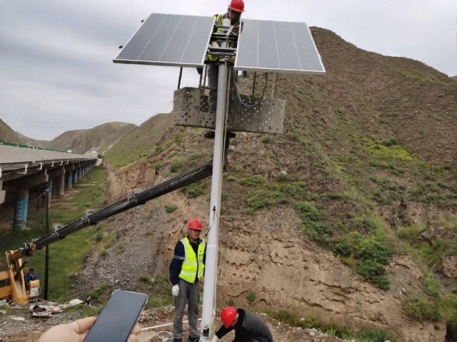 off-grid solar power system with pole-mounted photovoltaic array supporting geological monitoring in arid mountainous environments