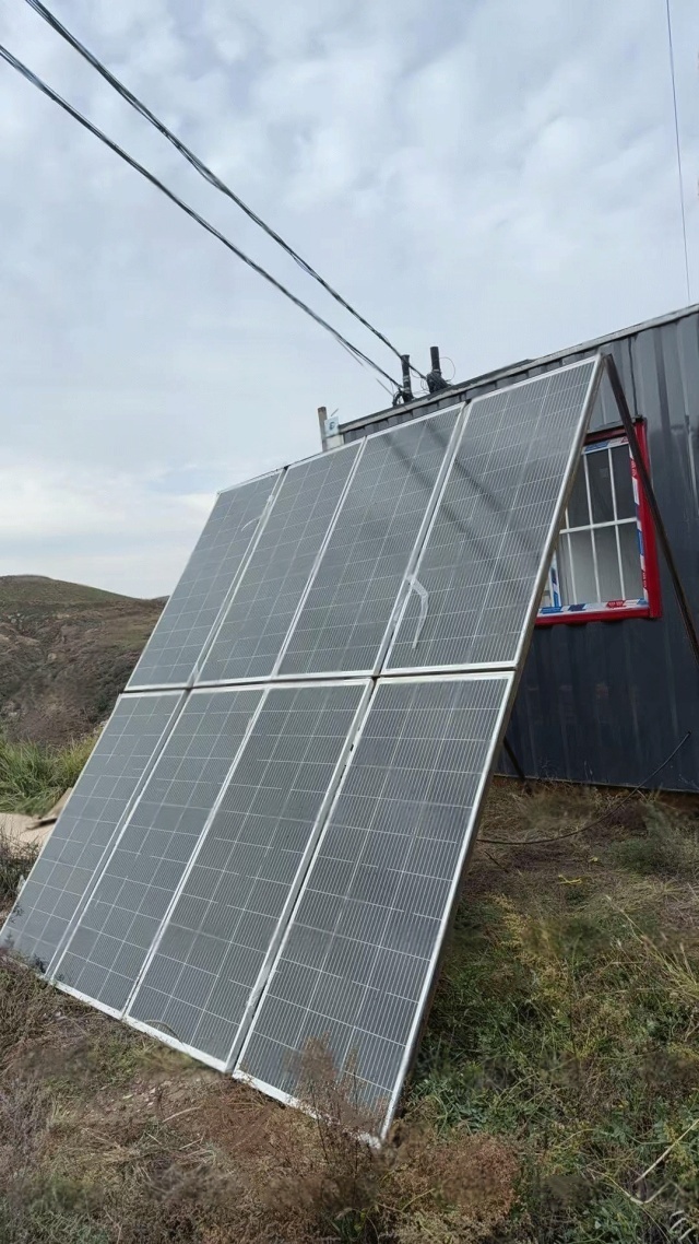 Off-grid solar PV array installed beside a container to supply continuous power for containerized operations in remote Xinjiang desert conditions