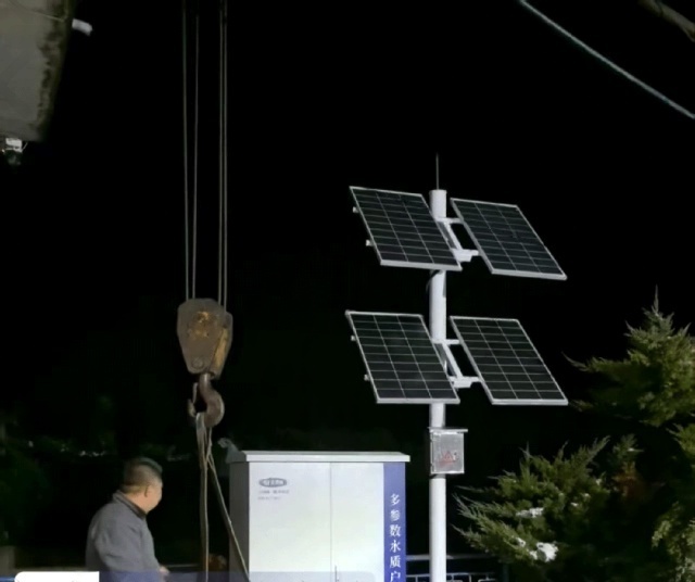 Off-grid solar power supply system for water quality monitoring equipment operating at night in Baicheng, Jilin, providing continuous power under cold temperatures, wind-sand exposure, and remote waterbody conditions.