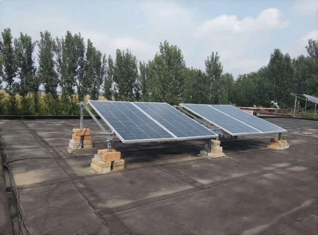Off-grid solar power array installed near suburban fish ponds in Zhangjiakou, Hebei, providing continuous 24/7 electricity for water circulation pumps under wind-sand exposure and winter low-temperature conditions without grid or diesel support