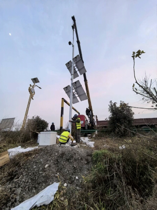Multi-panel off-grid solar power system architecture deployed for suburban security surveillance in Huainan, Anhui, demonstrating array-based photovoltaic generation optimized for high-humidity environments and continuous monitoring reliability under intermittent cloud cover