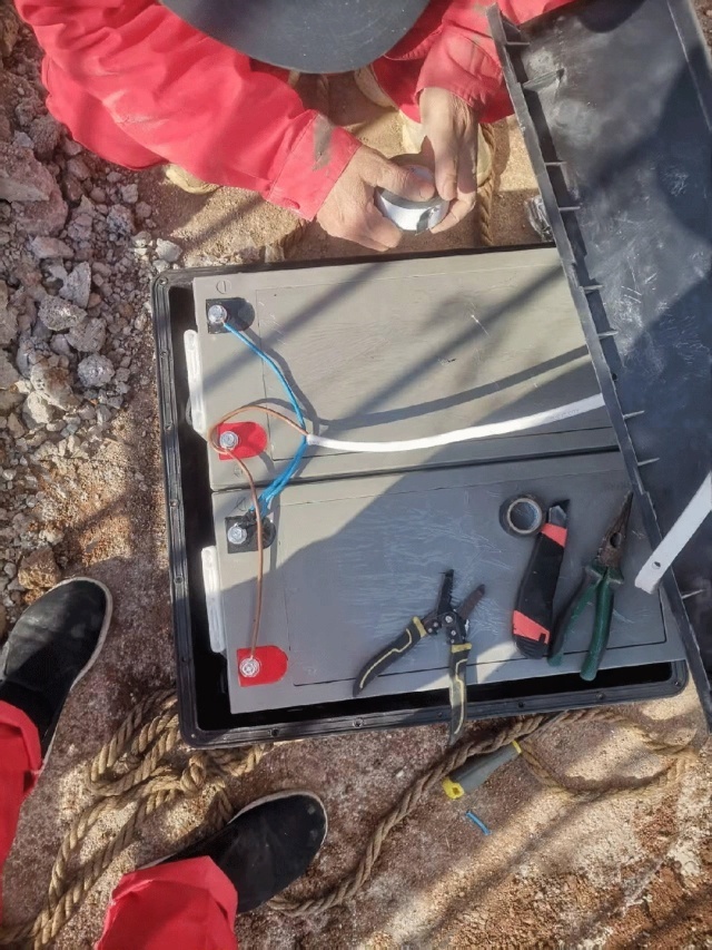 Battery terminal and cable termination details confirm that corrosion control, insulation integrity, and correct polarity protection are first-order reliability constraints in condensation-prone, unmanned critical-infrastructure power systems