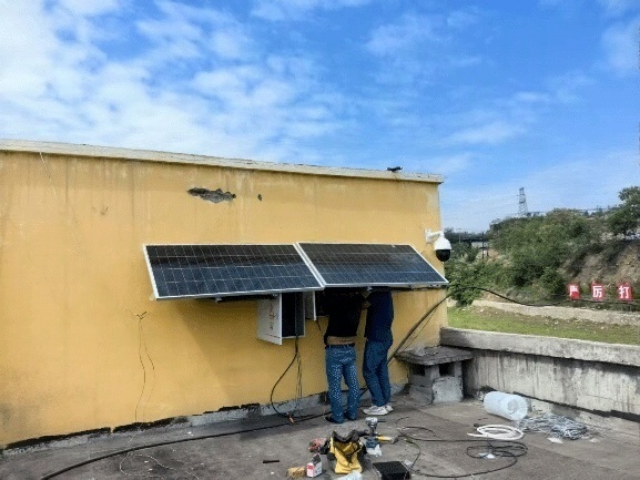 river monitoring solar power installation in Linfen Shanxi China confirms that storage-first solar architecture maintains continuous riverbank surveillance and water-quality monitoring operation under dust exposure, rainfall conditions, low-temperature stress, and grid-deficient riverside deployment constraints