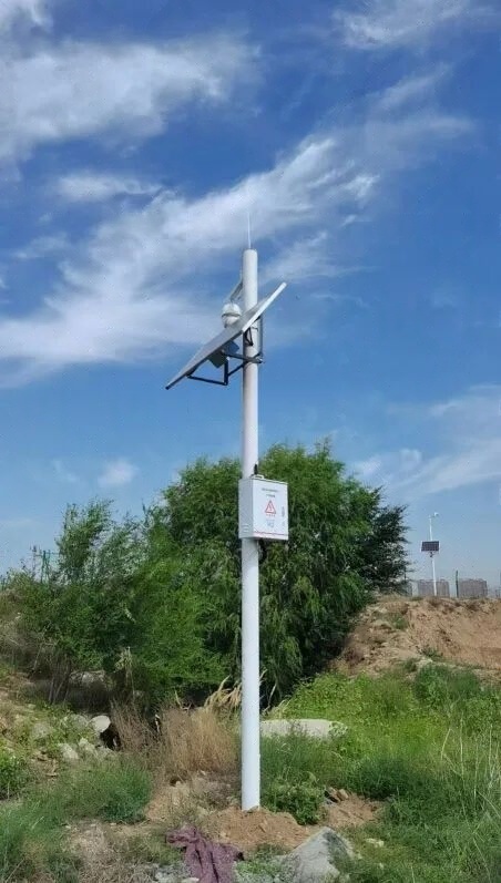 field-deployed solar telemetry node for dust monitoring in Guizhou China demonstrates that storage-first solar architecture maintains continuous environmental warning data transmission under humid mountain rain-fog exposure, dust accumulation, and grid-deficient outdoor operating conditions