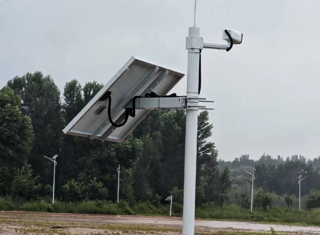 side-view solar farmland monitoring node in Zhangjiakou Hebei China demonstrates that storage-first solar architecture supports continuous agricultural surveillance operation under windblown dust exposure, rainfall conditions, low-temperature stress, and grid-deficient open-field constraints