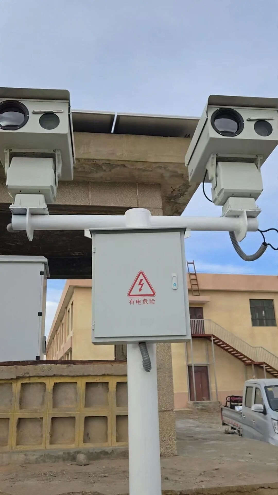 dual-spectrum PTZ surveillance power node in Qinghai Hainan Prefecture China confirms that storage-first off-grid solar architecture maintains continuous border monitoring operation under strong ultraviolet exposure, windblown dust, extreme low-temperature conditions, and grid-absent plateau deployment constraints