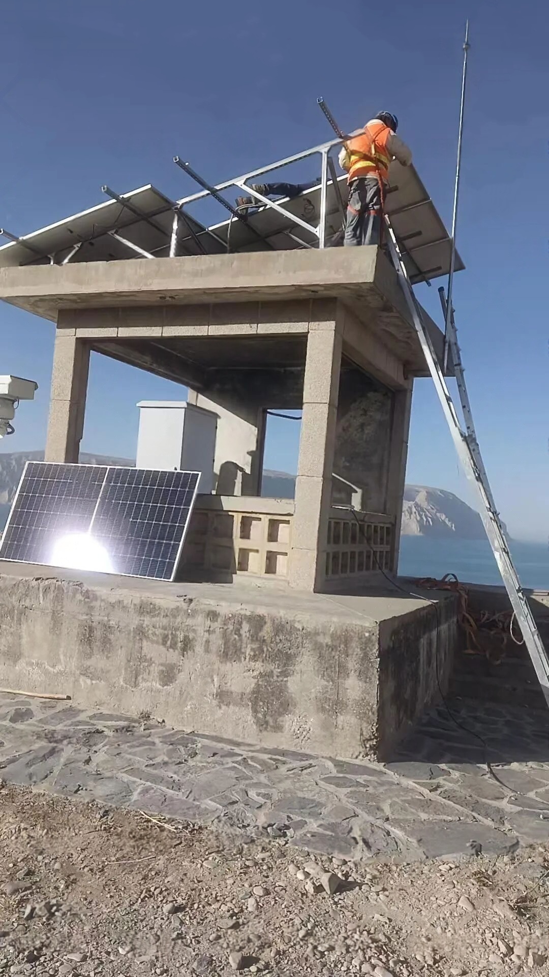 plateau solar array installation for border surveillance power system in Qinghai Hainan Prefecture China demonstrates that storage-first off-grid solar architecture supports continuous dual-spectrum PTZ monitoring under strong ultraviolet radiation, windblown dust exposure, low-temperature stress, and grid-absent high-altitude conditions