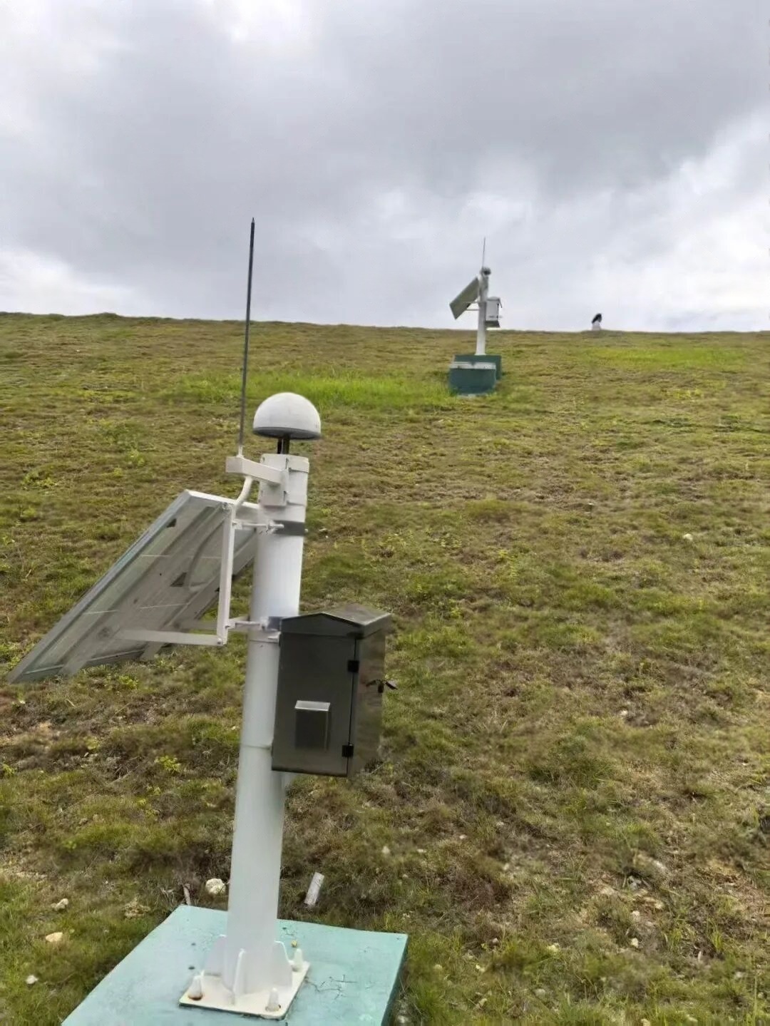 Pole-mounted solar power supply system with equipment enclosure in remote GNSS slope monitoring sites confirms that protected outdoor integration supports monitoring continuity under humid exposure, distributed installation, limited grid access, and difficult maintenance conditions