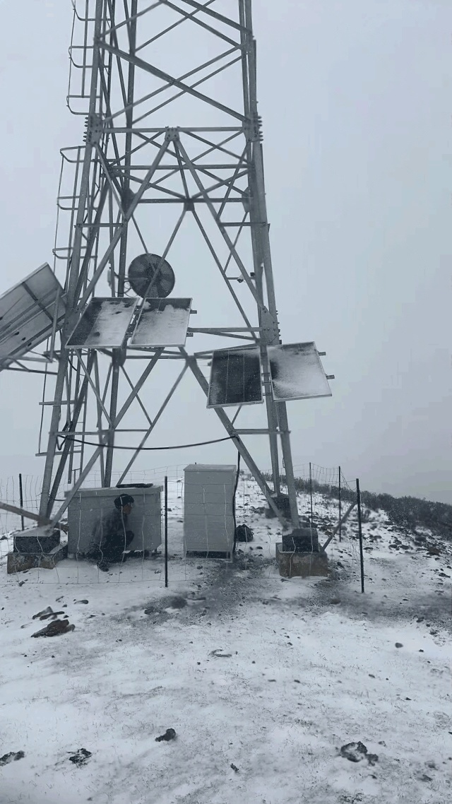 Solar Power Supply System For High-Altitude Base Station Radio Power In Ganzi
