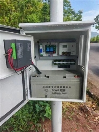 Solar power supply system enclosure with gel battery and controller in remote monitoring projects demonstrates that protected storage, charge control, and organized wiring support load continuity under humid outdoor exposure, maintenance access limits, and off-grid power constraints