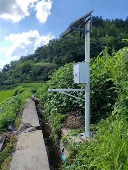 Solar-powered monitoring installation in remote water conservancy projects confirms that storage-first off-grid power design improves water flow meter reliability under limited grid access, humid vegetation exposure, narrow site access, and unattended maintenance conditions
