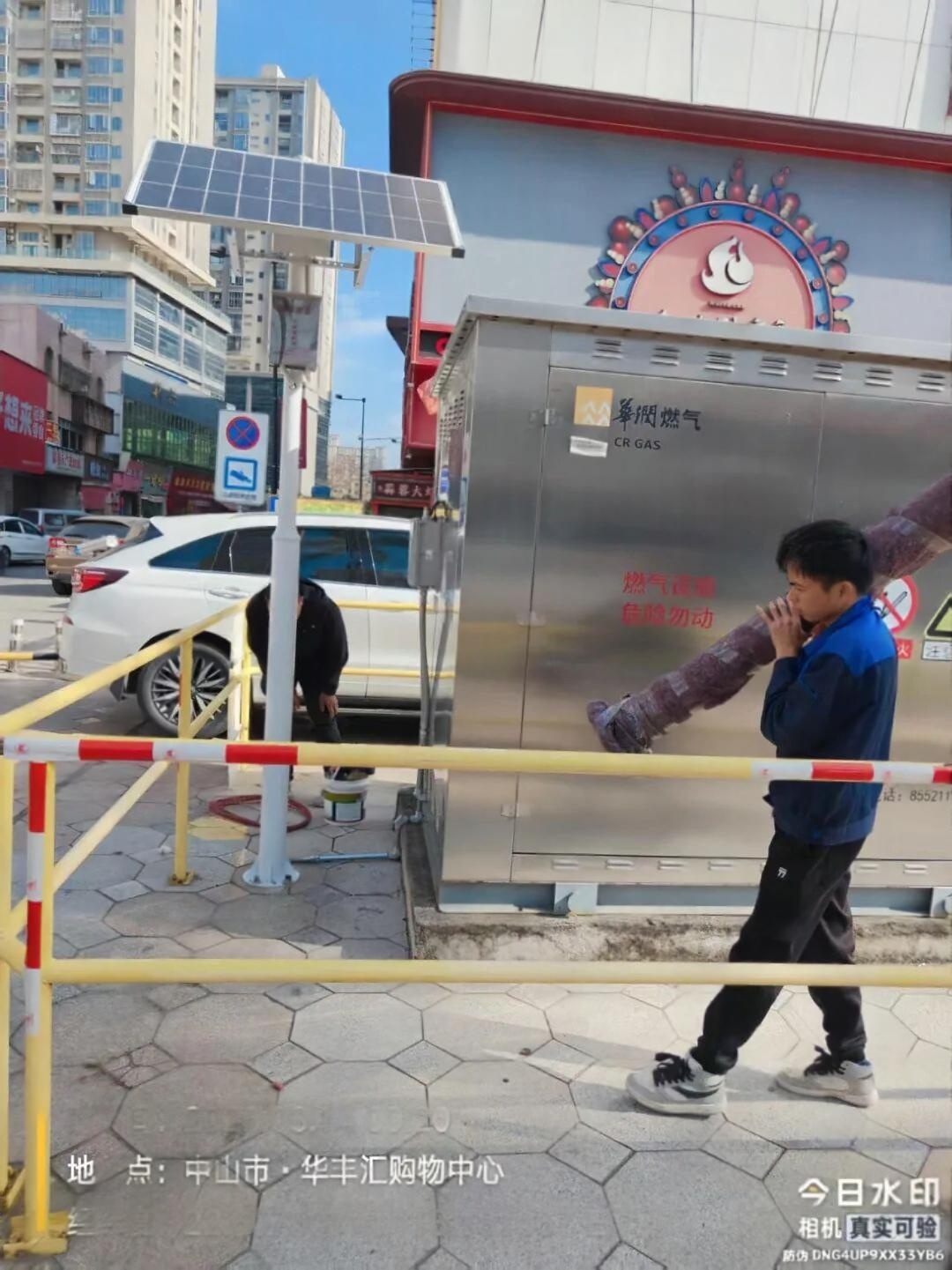 Solar-powered gas monitoring site in Zhongshan urban commercial infrastructure demonstrates that field commissioning and off-grid power integration support continuous leak detection under public-area installation, traffic-adjacent access, humidity exposure, and maintenance limitations