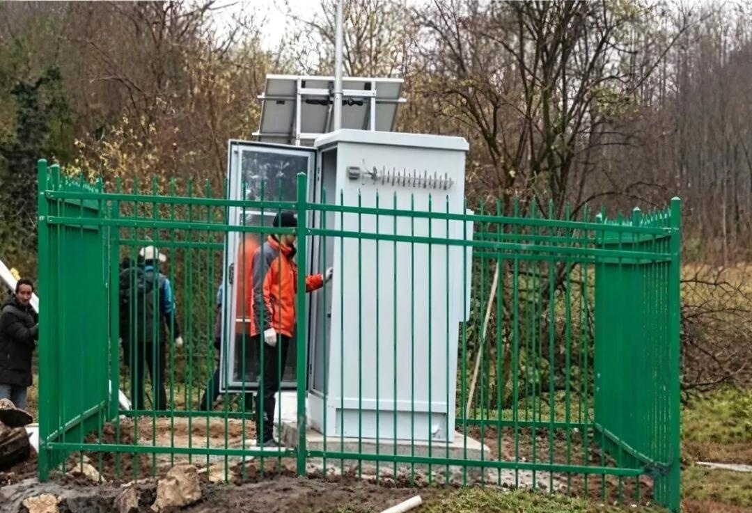 Protected solar-powered monitoring enclosure in earthquake monitoring projects demonstrates that secured off-grid power deployment improves equipment safety, power continuity, and serviceability under outdoor installation, remote site access, and long-term maintenance constraints